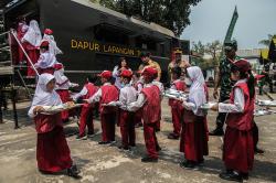 Potret Keseruan Murid SD Makan Masakan Dapur Masuk Sekolah Kodam II Sriwijaya