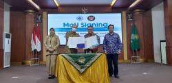 KJRI Johor Baru dan PW Muhammadiyah Jawa Timur Berikan Beasiswa bagi Anak Pekerja Migran di Malaysia