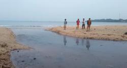 Update! Air Sungai di Pantai Carita Hitam Pekat Diduga Tercemar