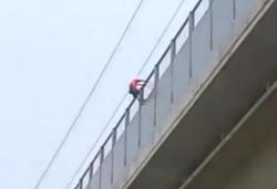 Astaga,  Pria Gelantungan Hendak Bunuh Diri di Trase Kereta Cepat Whoosh Bikin Geger !