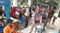 Lurah Pocin Pantau Distribusi Bansos Pangan Telur dan Daging Ayam