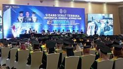 Rektor Unjani Ajak Ribuan Wisudawan dan Orang Tua Berdoa untuk Korban Palestina