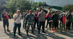 Tim Masih Disiagakan di Gunung Papandayan Garut, Pemadaman Tinggal Satu Titik Lagi !