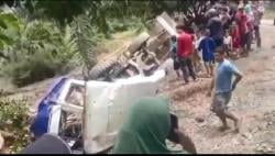 Diduga Rem Blong, Truk Trado Angkut Alat Berat Terjun ke Jurang, 3 Orang Tewas 1 Luka Berat