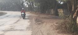 Ceceran Batu Kerikil Bahayakan Pengguna Jalan, Warga Puloampel Protes