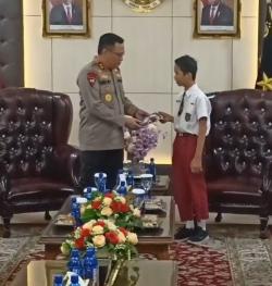 Berikan Penghargaan untuk Siswa SD Riski Maulana, Ini Pesan Kapolda Lampung 