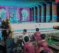 Pemkab Cirebon Sampaikan Info Seputar Pemilu Lewat Pagelaran Seni Tradisional