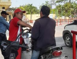 Pemotor di Probolinggo Geram, SPBU Layani Pengecer Beli Pertalite Pakai Motor Bertangki Modifikasi