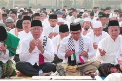 Kemarau Panjang di Tangsel: Benyamin Davnie Bersama Ribuan Warga Lakukan Sholat Istisqa' Minta Hujan