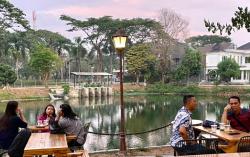 Cafe Danau Teduh Membuat Hati Pengujung jadi Teduh, Nongkrong di Pinggir Danau