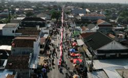 Peringati Sumpah Pemuda, Warga Kartasura Bentangkan 1000 Meter Merah Putih di CFD