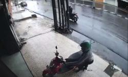 Aksi Curanmor, Pelaku Pakai Helm Ojol Gasak Motor Matik Milik Karyawan Toko Pakaian 