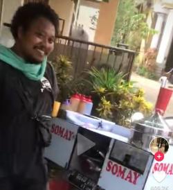 Viral Tukang Siomay Ini Mirip Vokalis Payung Teduh, Netizen: Mas Is Neduh Dulu