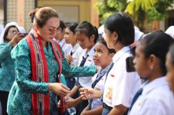 Remaja Putri di Ambon Minum Pil Tambah Darah Tiap Senin