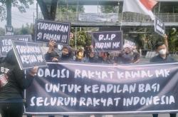 Gelar Longmarch ke Gedung MK, Ratusan Aktivis Bawa Banner 'Turunkan Si Paman'