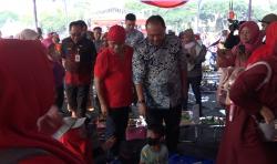 Suasana “Pecah”, Saat Bapak-bapak Ikuti Lomba Paduan Suara Mars PKK