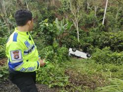 BREAKING NEWS. Mobil Minibus Berpenumpang Satu Keluarga Masuk Jurang Sedalam 15 Meter