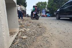 Jalan Aria Putra Ciputat Banyak Kerikil, Pemotor Harus Waspada