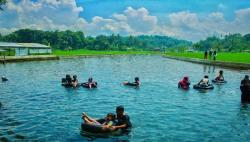 Berenang Sambil Menikmati Alam di Mata Air Cikandung, Wisata Murah untuk Liburan Keluarga