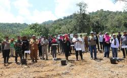 Pj Gubernur Sulsel dan Pj Wali Kota Palopo Canangkan G2MP, Tanam Pisang di Kecamatan Sendana