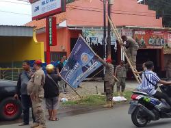 Disinyalir Melanggar Perda, Baliho dan Spanduk Calon Legislatif Ditertibkan Satpol PP Indramayu