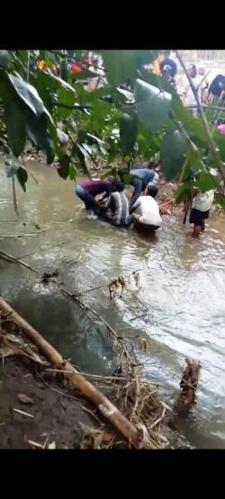 Berteduh Saat Hujan Disertai Angin, Ibu dan Anak Hanyut Terbawa Arus Selokan