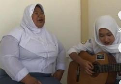 Viral Dua Siswi SMK Nyanyikan Lagu Jawa Tuai Pujian, Netizen: Suaranya Merdu