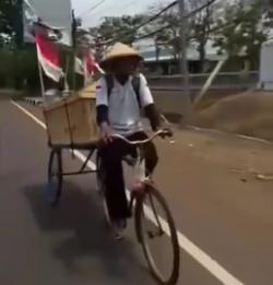 Video Viral! Petani Asal Magelang Nekat Ngontel Antarkan Peti Mati ke DPR RI , Ini Alasannya