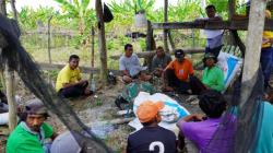 Kunjungi Kebun Warga, Calon Bupati Mubar La Ode Darwin: Keluhan Petani sudah Masuk Program Unggulan