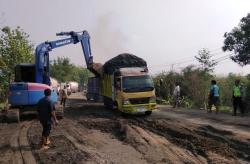Jalur Purwodadi-Solo Terganggu, Ada Truk Patah AS Roda dan Terperosok di Geyer Grobogan