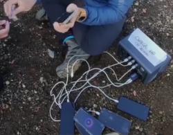 Raup Untung di Puncak Gunung,  Pemuda Ini Buka Jasa Charger HP