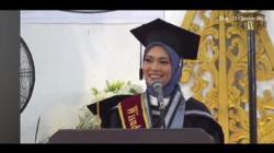 Viral Mahasiswi Terbaik Umumkan Pernikahan Saat Wisuda, Netizen : Dosen Muda Ganteng Meresahkan