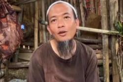 Viral di Media Sosial Guru Ngaji Tinggal di Gubuk Beralaskan Tanah