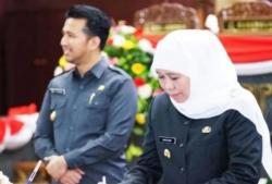 Tanda Tangani Pemberhentian Jabatan, Khofifah: Jatim Menjadi Provinsi Terdepan