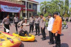 Antisipasi Bencana di Musim Penghujan, Polres Probolinggo Cek Semua Peralatan