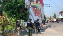 Langgar Aturan, Petugas Gabungan Copot Banner Caleg hingga Capres di Ponorogo