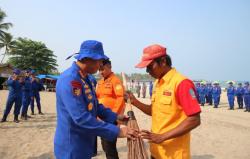 Jelang HUT Ke-73 Ditpolairud Polda Banten Gelar Bakti Sosial, Sapu Bersih Pantai Anyar