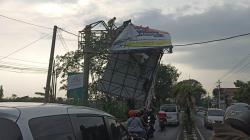 Diguyur Hujan Deras Angin Kencang Selama 15 Menit, Baliho Caleg hingga Pohon di Karanganyar Tumbang