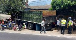 Mobil Fuso Hantam Bengkel Milik Warga Malangbong Garut, 2 Orang MekanikTerluka