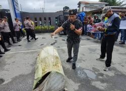 Kesehatan Terancam Akibat Tembok Pembatas PT MNA, Warga Serahkan Keranda Mayat