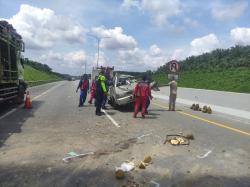 Pikap Bermuatan Durian Seruduk Truk di Tol, 1 Tewas