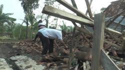 Angin Puting Beliung 2 Rumah Roboh, 1 Warga Patah Kaki Tertimpa Bangunan