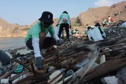 Indonesia Financial Group Bersih-bersih Pantai di Pulau Padar