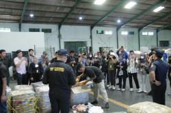 Barang Impor Pekerja Imigran Indonesia Menumpuk di Pelabuhan Tanjung Perak