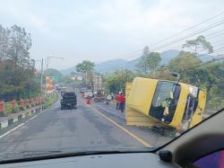 Kecelakaan Hari Ini di Jl Raya Puncak Ciloto Cianjur, Truk Pengkut Hebel Rusak dan Truk Bok Jungkir