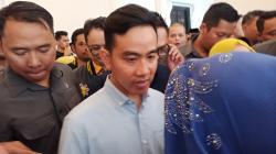 Gibran Datang ke Kantor Sambil Bawa Ijazah Kuliah MDIS Singapura