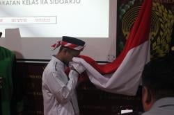 Ikrar Setia NKRI, Tahanan Teroris Asal Merauke Ini Cium Bendera hingga Teteskan Air Mata