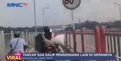 Viral, 2 Emak-emak Ngebut Bawa Motor Angkut Pakan Ternak Bak Pembalap MotoGP