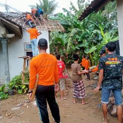 Destana Kresnomulyo Gerak Cepat tangani Rumah Tertimpa Pohon