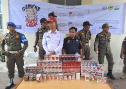 Satpol PP dan Bea Cukai Razia Warung Kelontong, Ribuan Batang Rokok Ilegal Berbagai Merek Disita